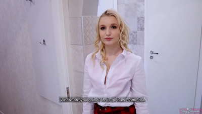 Msichana mdogo wa chuo anadanganya mpenzi wake na rafiki yake | POV na cum ndani ya pussy yake!